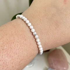 Pulseira de Howlita em esfera - Calma e Paciência - comprar online