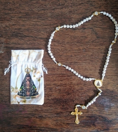 Terço NS Aparecida com strass e bolsinha de tecido - Sancte Ioseph