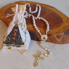 Terço NS Aparecida com strass e bolsinha de tecido