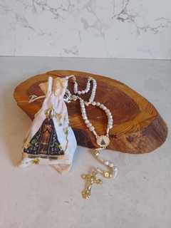 Terço NS Aparecida com strass e bolsinha de tecido na internet