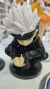 JUJUTSU KAISEN SATORU GOJO SENTADO FIGURA REPLICA