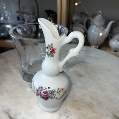 Imagen de Florerito deco en porcelana con flores. 17 cm de alto.