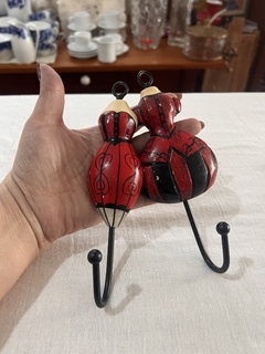 Set x 2 figuras con gancho para colgar prendas, llaves, repasadores, etc! en internet