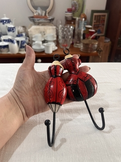 Set x 2 figuras con gancho para colgar prendas, llaves, repasadores, etc! en internet