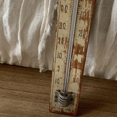 Antiguo termometro de pared, en madera con mercurio. 21 cm de alto aprox. en internet