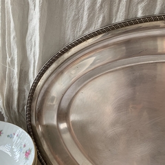 Antigua bandeja XXL en Bronce bañada en Plata. 46 cm de largo. - El campito antigüedades