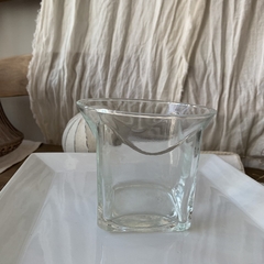 Recipiente en vidrio. Boca redonda, 11 cm diametro. Base cuadrada 7 cm de cada lado. 9 cm de alto. - tienda online
