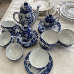 Imagen de Juego te y cafe en porcelana japonesa, cascara de huevo en blanco y azul,