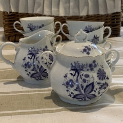 Set x 6 duos de café Porcelana Verbano con flores azules + Azucarera + Jarrita lecherita. Ribete en plata. - comprar online