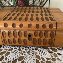 Antigua Caja / Costurero / Alhajero en madera tallada, con cerradura sin llave. - comprar online