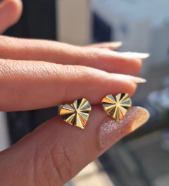 Brinco Mini Coração Amassado na internet