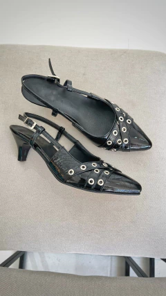 Stilettos Mega Negro Charol ojalillos en internet