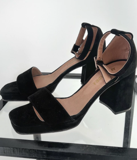 Sandalias Carola Negro Gamuza - comprar online