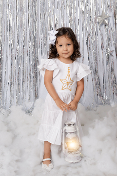 Vestido branco estrela na internet