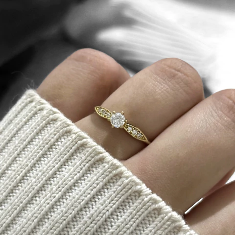 Anel solitário moeda especial pedras laterais