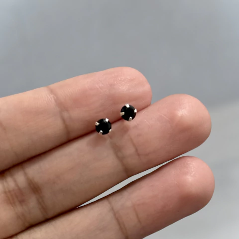 Brinco tarraxa baby 4 mm. preto - Prata Legítima