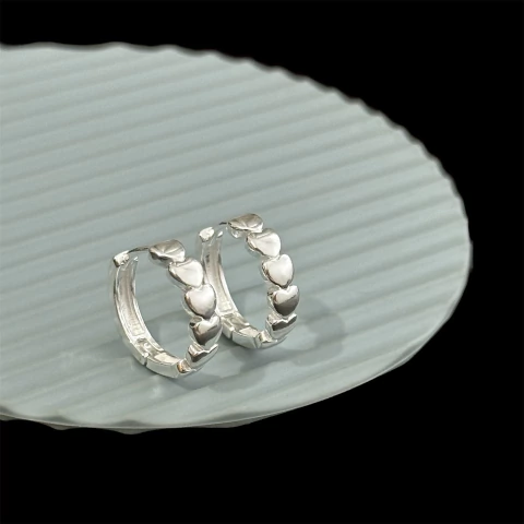 Brinco argola click 4 corações 17.1 mm. Prata Legítima