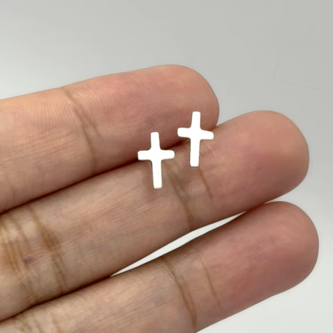 Brinco cruz 8.8 mm. Prata Legítima