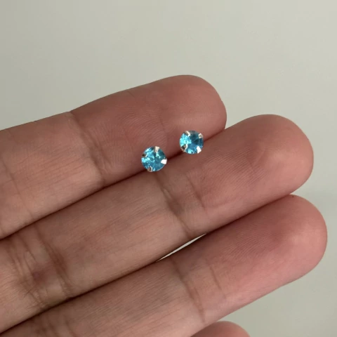 Brinco tarraxa baby 4 mm. azul claro - Prata Legítima