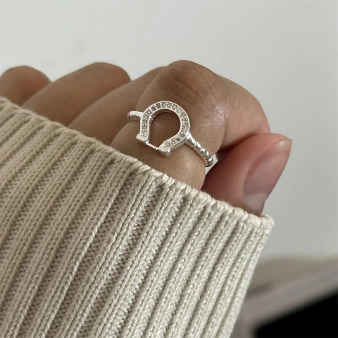 Anel ferradura c/ pedras - Prata Legítima