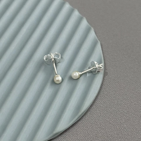 Brinco pérola sintética 3 mm. Prata Legítima