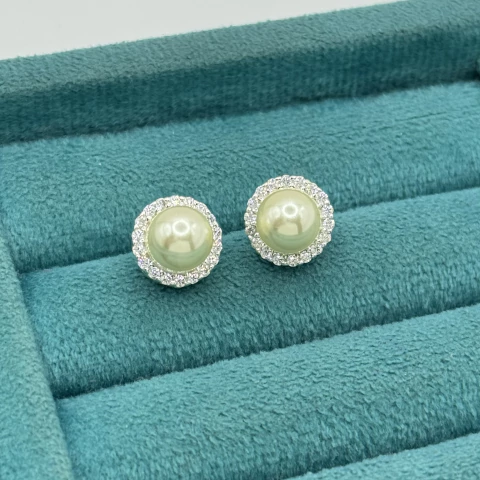 Brinco pérola sintética c/ pedras 11.5 mm. Prata Legítima