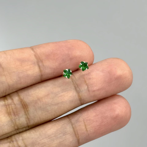 Brinco tarraxa baby estrela 4 mm. verde escuro - Prata Legítima