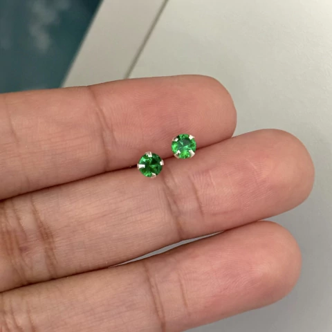 Brinco tarraxa baby 4 mm. verde escuro - Prata Legítima