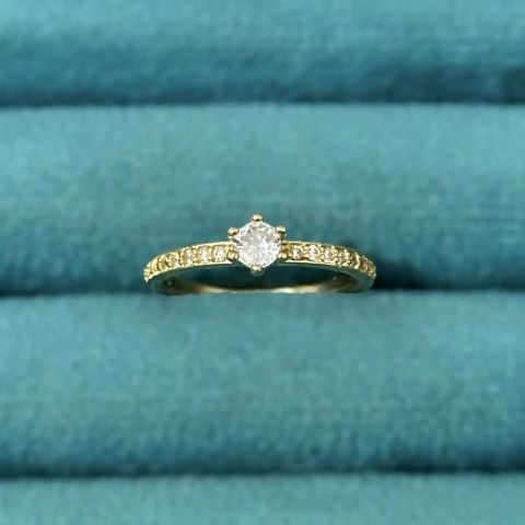 Anel solitário moeda especial várias pedras