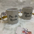 2 Canecas de Porcelana Branca - Pai/Mãe do noivo.