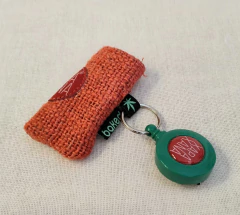 Porta isqueiro exclusivo de cânhamo, collab @bakedbrain.br (verde & vermelho) - loja online