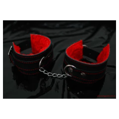 Esposas con peluche rojo y cadena en internet