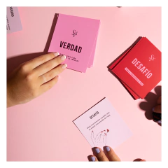 Juego de cartas sexual verdad o desafío en internet
