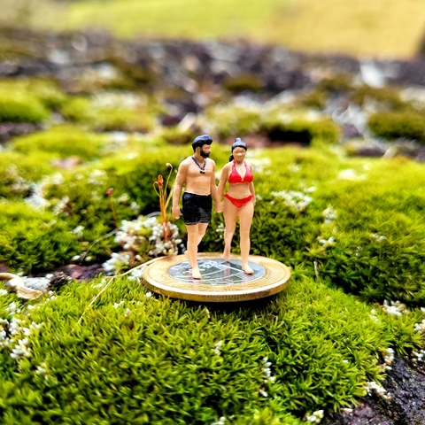 Casal Andando de Mãos Dadas Na Praia