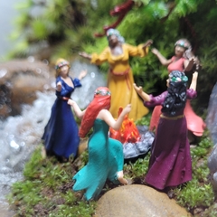 Mulheres Dançando em Volta da Fogueira na internet