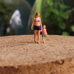 Mãe e Filha Andando de Mãos Dadas na Praia - comprar online