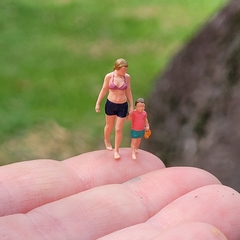 Mãe e Filha Andando de Mãos Dadas na Praia na internet