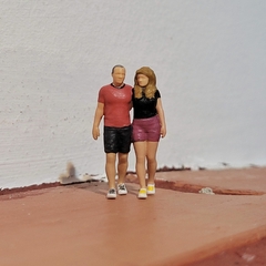 Casal Caminhando Abraçados de Roupa Casual
