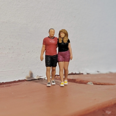 Casal Caminhando Abraçados de Roupa Casual