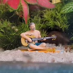 Homem Sentado no Chão Tocando Violão - comprar online