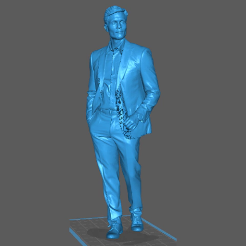 Homem Andando de Terno com Mão no Bolso