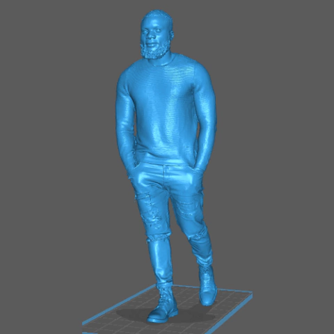 Homem de Barba em Pé Andando com as Mãos no Bolso