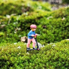 Menina Andando de Patinete - comprar online