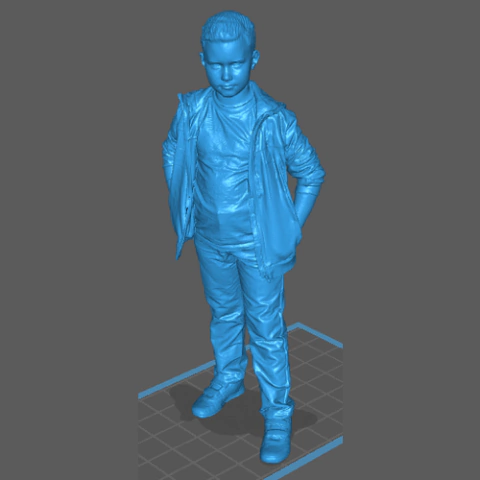 Menino de Jaqueta com Mãos no Bolso