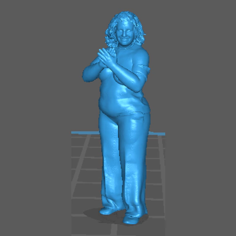 Mulher em Pé com Mãos Juntas