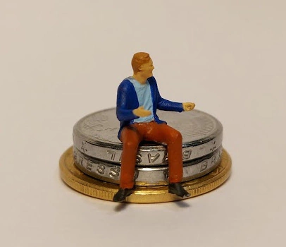 Sentado com braços abertos