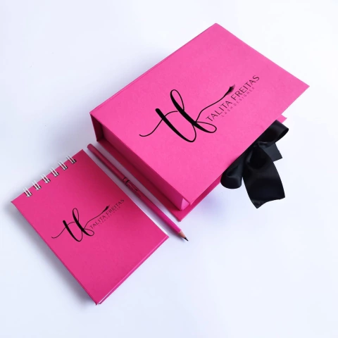 05 kit curso - Caixa 14x20x6 + lápis + bloco 10x15 capa dura - Impressão da logo lisa