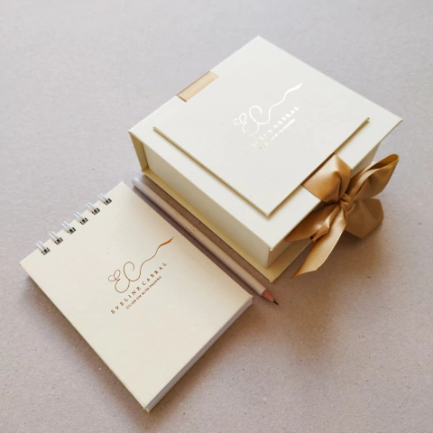 05 kit curso - Caixa 14x14x5 + lápis + bloco 10x15 capa dura - Detalhes em dourado