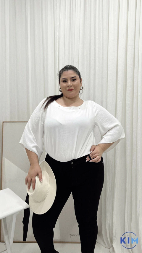 Blusa Crep Cuello Bote Tachas