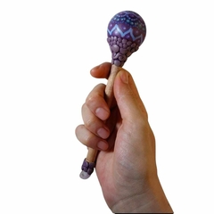Maracá bolinha flor violeta
